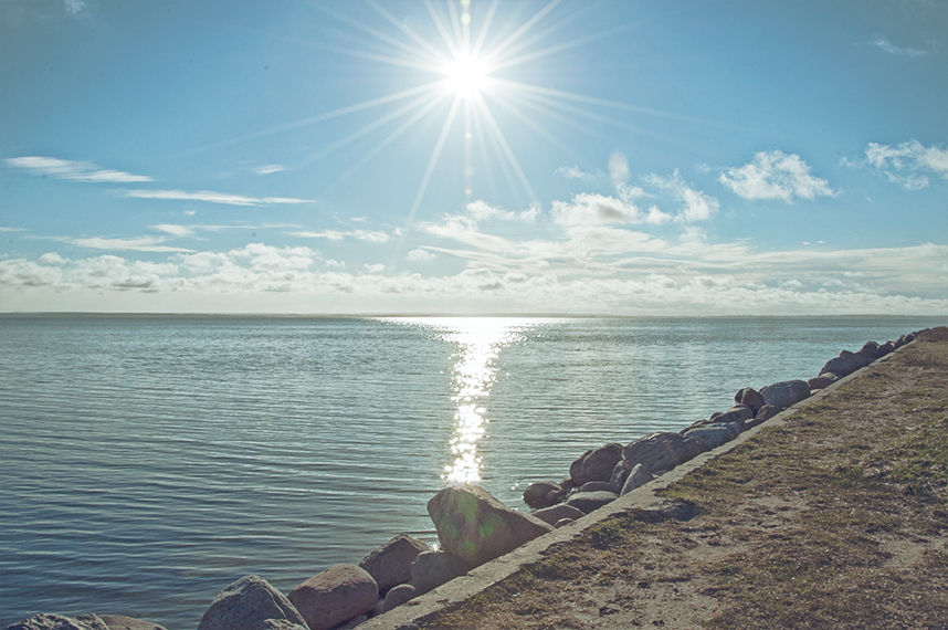 Jastarnia - Widok na morze Bałtyckie w słoneczny wakacyjny dzień.