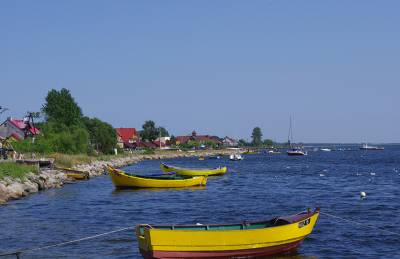 Żółte łódki na morzu w piękny słoneczny dzień w mieście Jastarnia - widok z molo.